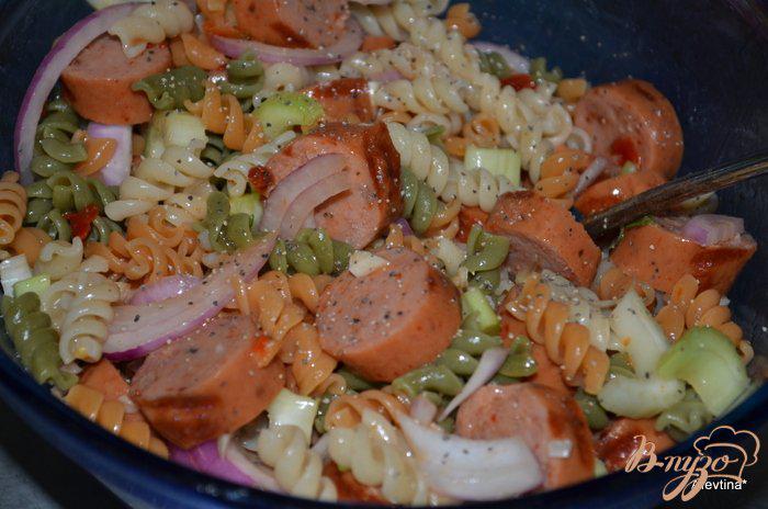 Фото приготовление рецепта: Салат с пастой и колбасой шаг №4