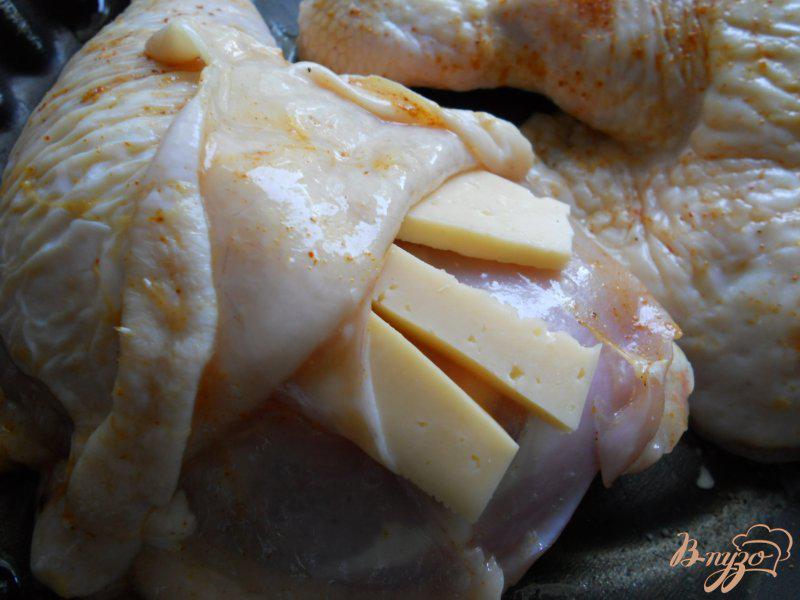 Фото приготовление рецепта: Окорочка куриные, шпигованные молоком шаг №3