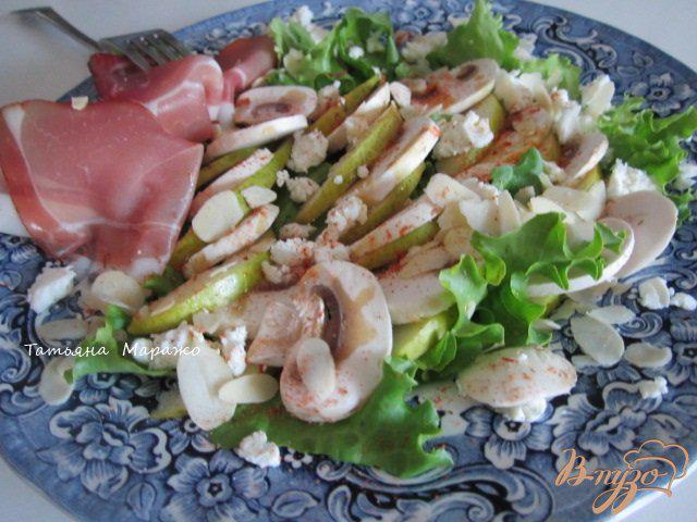 Фото приготовление рецепта: Салат с шампиньонами и овечьим сыром шаг №4