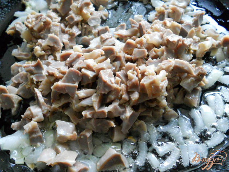 Фото приготовление рецепта: Паста с соусом из куриных желудочков шаг №2