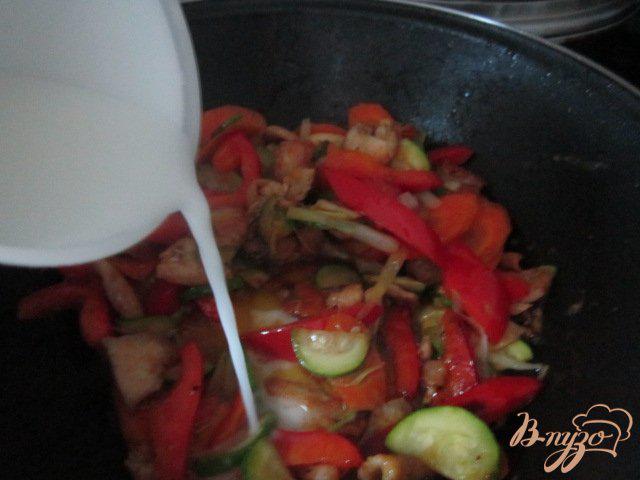 Фото приготовление рецепта: Лапша с овощами и куриным мясом шаг №7