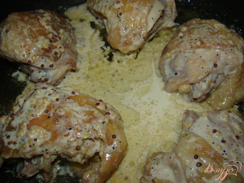 Фото приготовление рецепта: Курица с горчицей и сметаной шаг №4