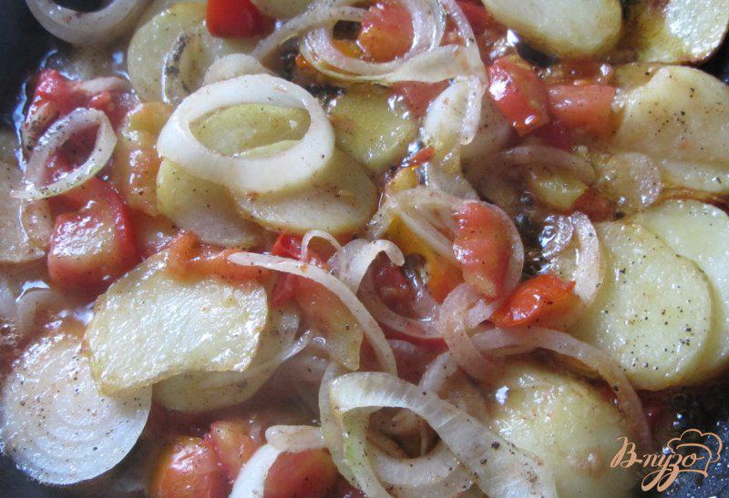 Фото приготовление рецепта: Картофель молодой с помидорами шаг №8