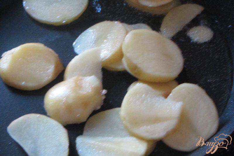 Фото приготовление рецепта: Картофель молодой с помидорами шаг №3