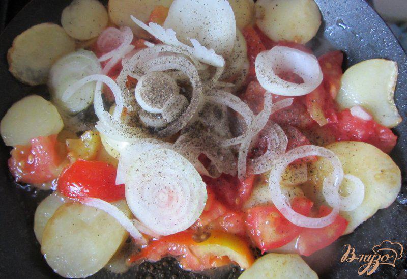 Фото приготовление рецепта: Картофель молодой с помидорами шаг №7