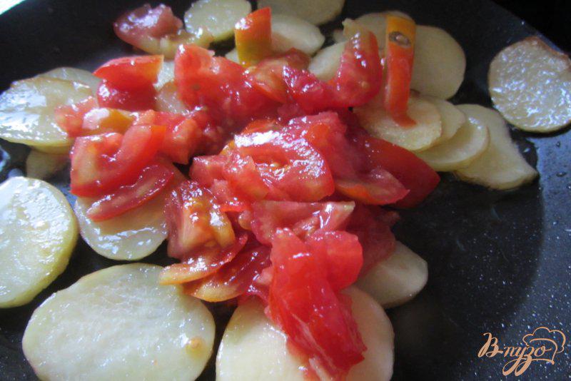 Фото приготовление рецепта: Картофель молодой с помидорами шаг №5