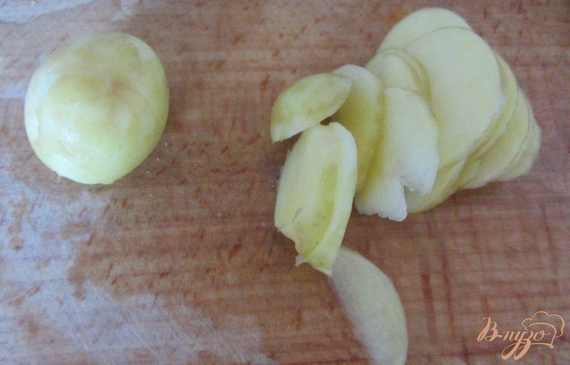Фото приготовление рецепта: Картофель молодой с помидорами шаг №2