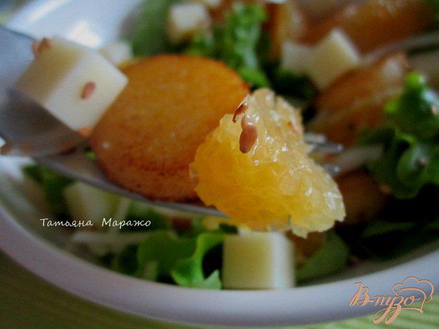Фото приготовление рецепта: Салат с апельсином и кусочками поленты шаг №7