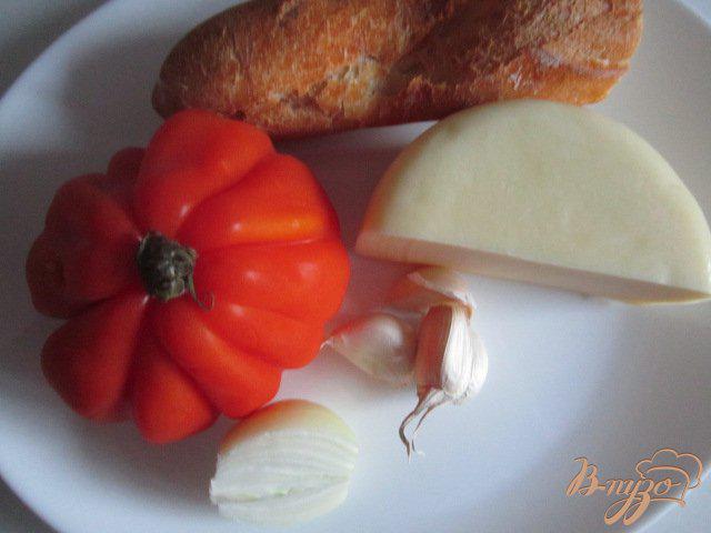 Фото приготовление рецепта: Салат из помидор с сыром и чесночными чипсами шаг №1