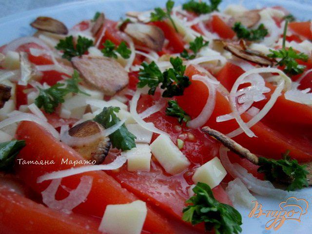Фото приготовление рецепта: Салат из помидор с сыром и чесночными чипсами шаг №6