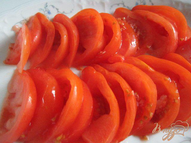 Фото приготовление рецепта: Салат из помидор с сыром и чесночными чипсами шаг №2