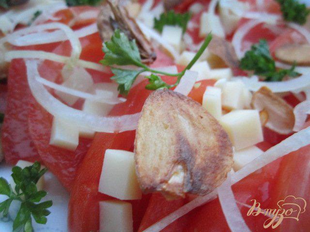 Фото приготовление рецепта: Салат из помидор с сыром и чесночными чипсами шаг №5