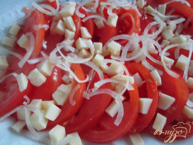 Фото приготовление рецепта: Салат из помидор с сыром и чесночными чипсами шаг №3