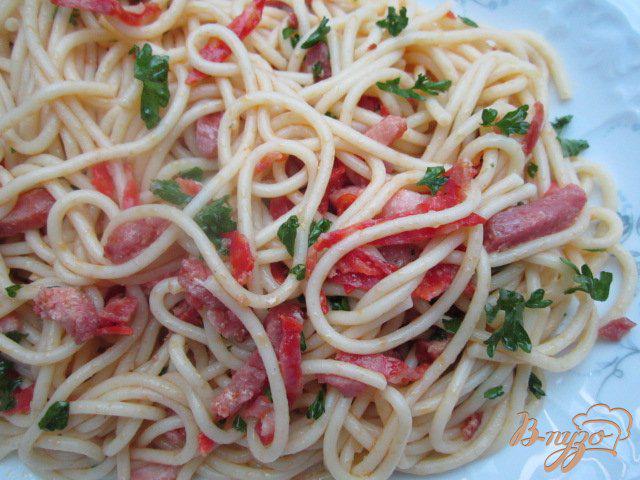 Фото приготовление рецепта: Спагетти с ветчиной и чоризо шаг №7
