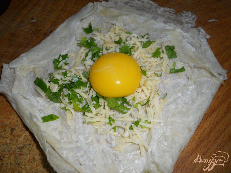 Фото приготовление рецепта: Брик с сыром, зеленью и яйцом шаг №2
