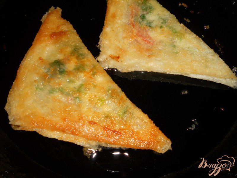 Фото приготовление рецепта: Брик с сыром, зеленью и яйцом шаг №3