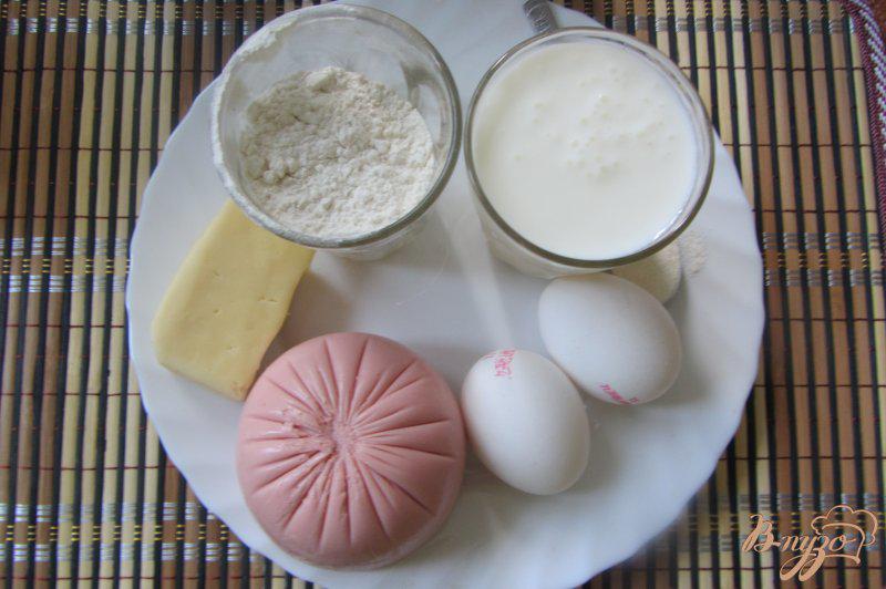 Фото приготовление рецепта: Домашний пирог с колбасой и сыром шаг №1