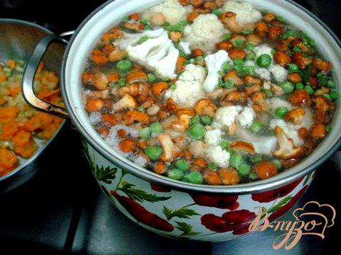 Фото приготовление рецепта: Суп с лисичками и горошком шаг №7