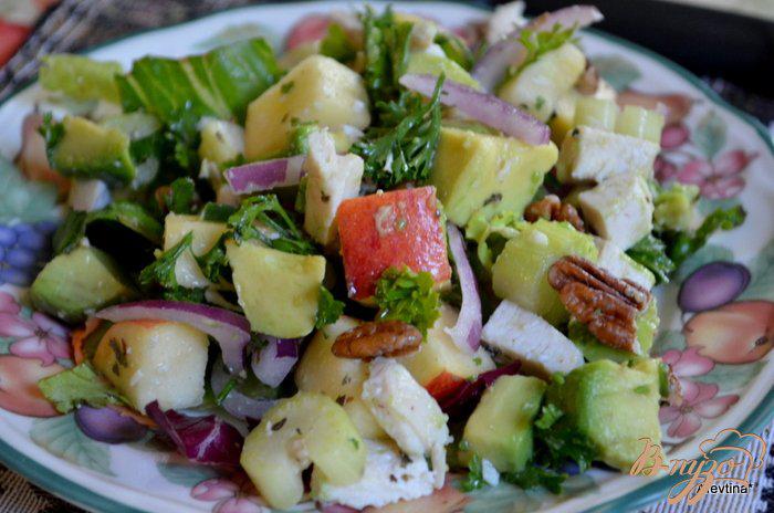 Фото приготовление рецепта: Салат с курицей и авокадо шаг №3