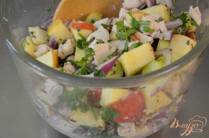 Фото приготовление рецепта: Салат с курицей и авокадо шаг №2