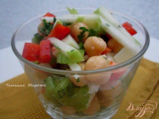 Фото приготовление рецепта: Овощной салат с горохом нут шаг №5