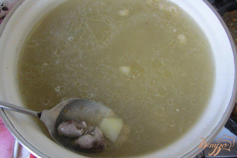 Фото приготовление рецепта: Макаронный суп с куриными сердечками шаг №5