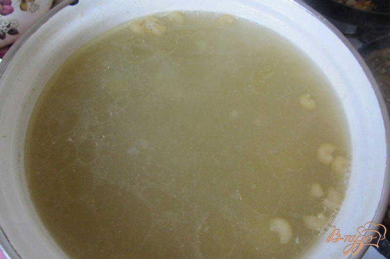 Фото приготовление рецепта: Макаронный суп с куриными сердечками шаг №4