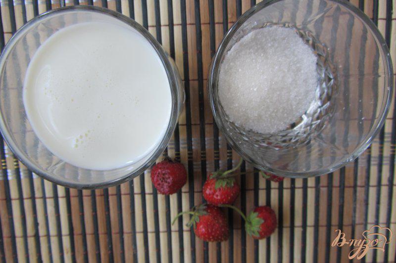 Фото приготовление рецепта: Клубничное молоко шаг №1