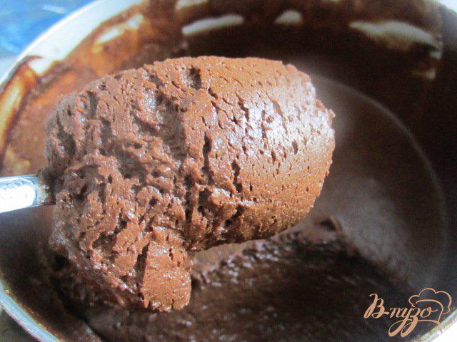 Фото приготовление рецепта: Бисквитный рулет с шоколадным муссом шаг №9