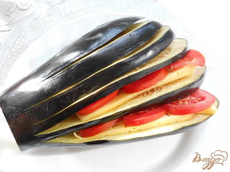 Фото приготовление рецепта: Баклажаны, фаршированные помидорами и сыром шаг №2