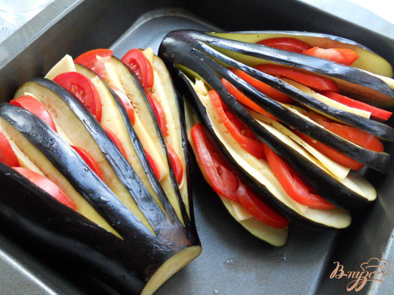 Фото приготовление рецепта: Баклажаны, фаршированные помидорами и сыром шаг №3