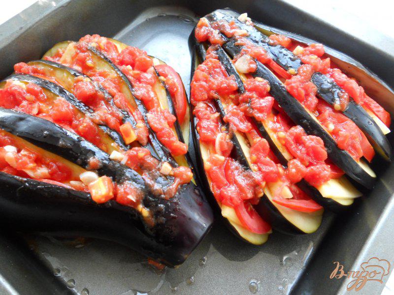 Фото приготовление рецепта: Баклажаны, фаршированные помидорами и сыром шаг №4