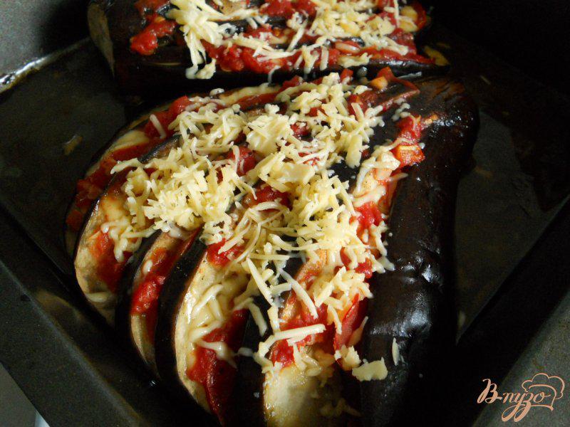 Фото приготовление рецепта: Баклажаны, фаршированные помидорами и сыром шаг №5
