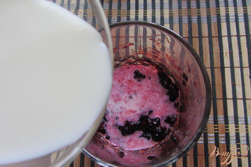 Фото приготовление рецепта: Молоко с ежевикой шаг №3