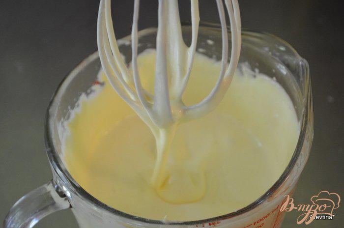 Фото приготовление рецепта: Фруктовый пирог с ванильным пудингом шаг №3