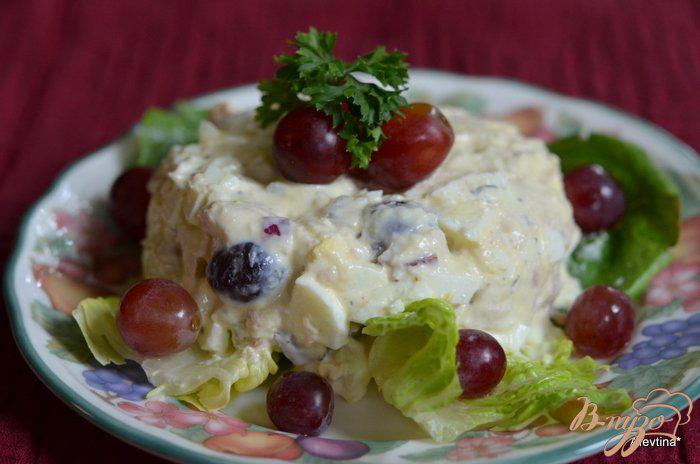 Фото приготовление рецепта: Салат с тунцом и виноградом шаг №3