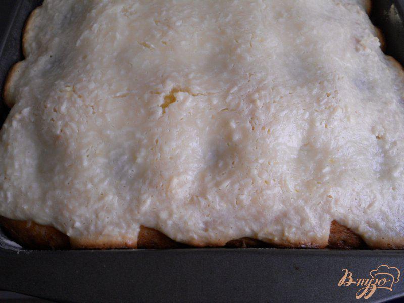 Фото приготовление рецепта: Пирог со сливами и кокосовой глазурью шаг №4