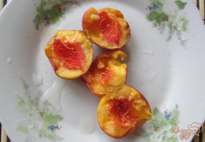 Фото приготовление рецепта: Cливово-персиковый десерт шаг №4