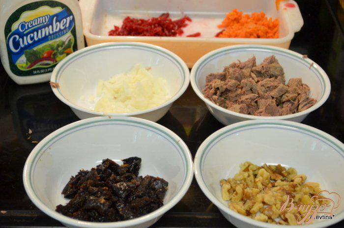 Фото приготовление рецепта: Салат слоеный с черносливом шаг №1