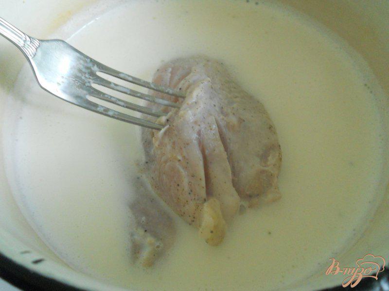 Фото приготовление рецепта: Куриное филе томленое в молоке шаг №3