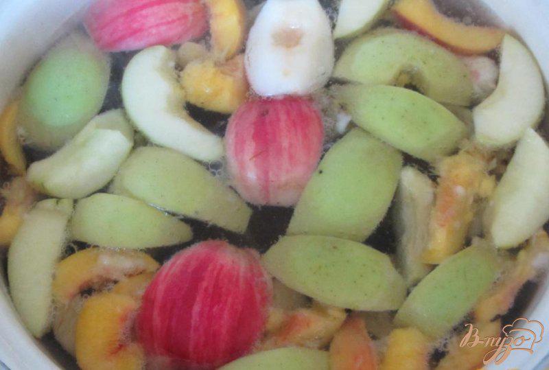 Фото приготовление рецепта: Яблочно-персиковый компот шаг №6