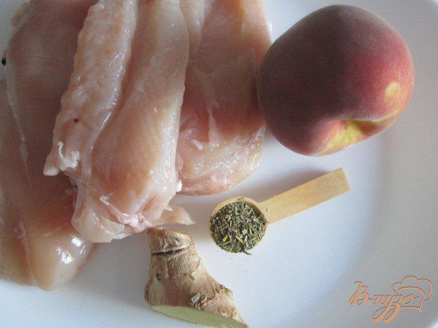 Фото приготовление рецепта: Куриный рулет с персиками шаг №1