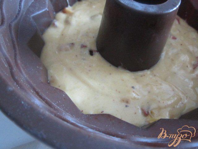 Фото приготовление рецепта: Ореховый кекс с вяленой вишней и персиками шаг №5