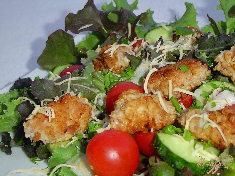 Фото приготовление рецепта: Салат с мини-котлетами шаг №7