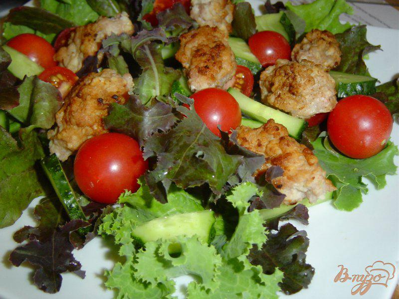 Фото приготовление рецепта: Салат с мини-котлетами шаг №5
