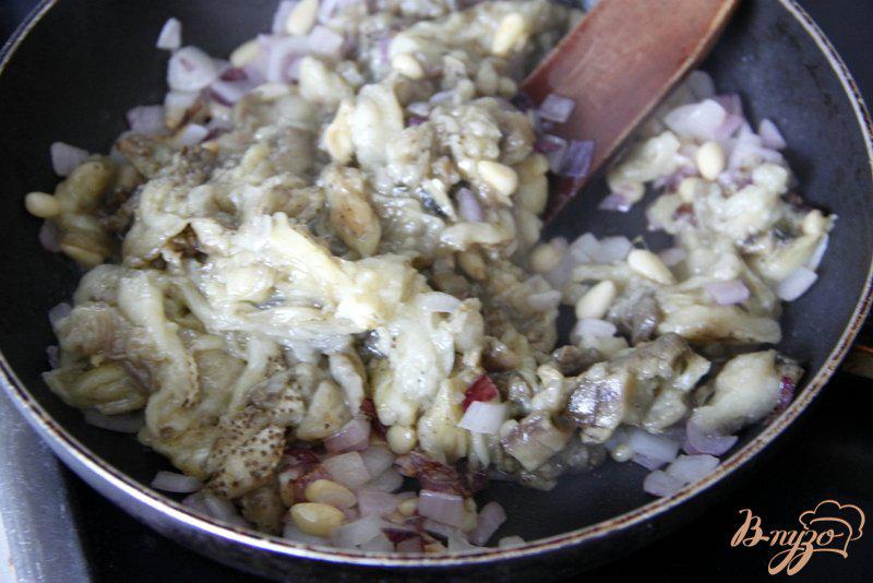Фото приготовление рецепта: Закуска из баклажанов с кедровыми орешками шаг №4