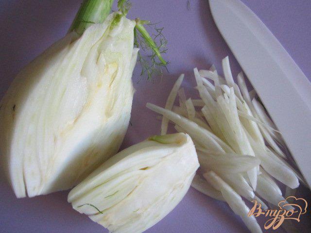 Фото приготовление рецепта: Салат с сырой свеклой шаг №4