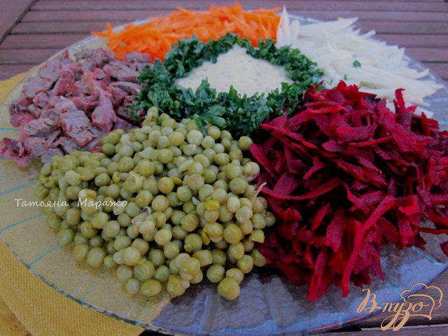 Фото приготовление рецепта: Салат с сырой свеклой шаг №8