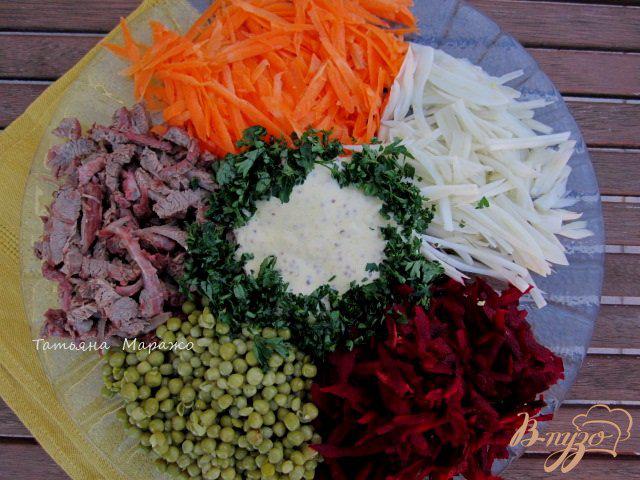 Фото приготовление рецепта: Салат с сырой свеклой шаг №7