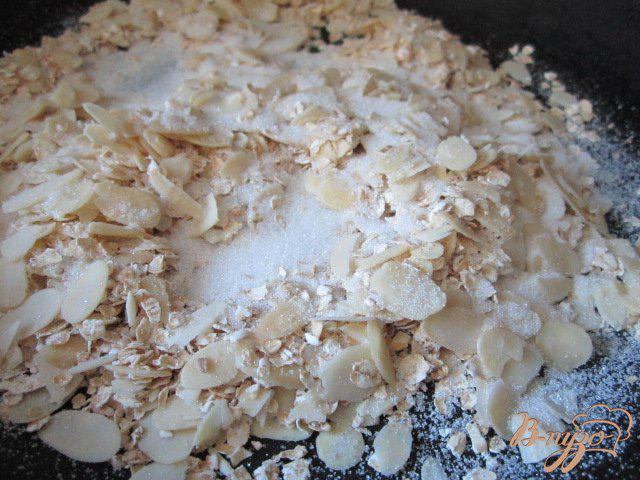 Фото приготовление рецепта: Десерт со взбитыми сливками и персиками шаг №2